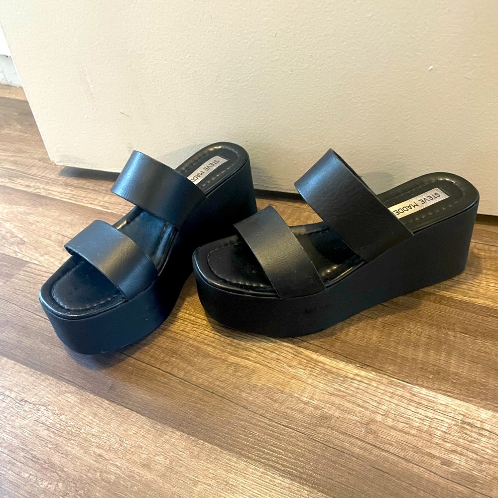 Steve Madden black patent platform sandal